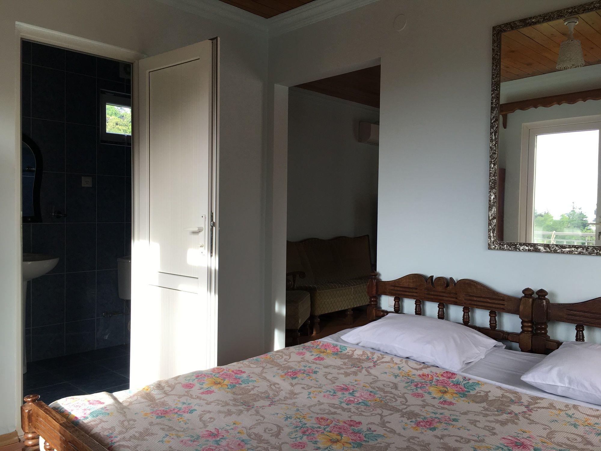 White Guest House Batumi Exterior foto