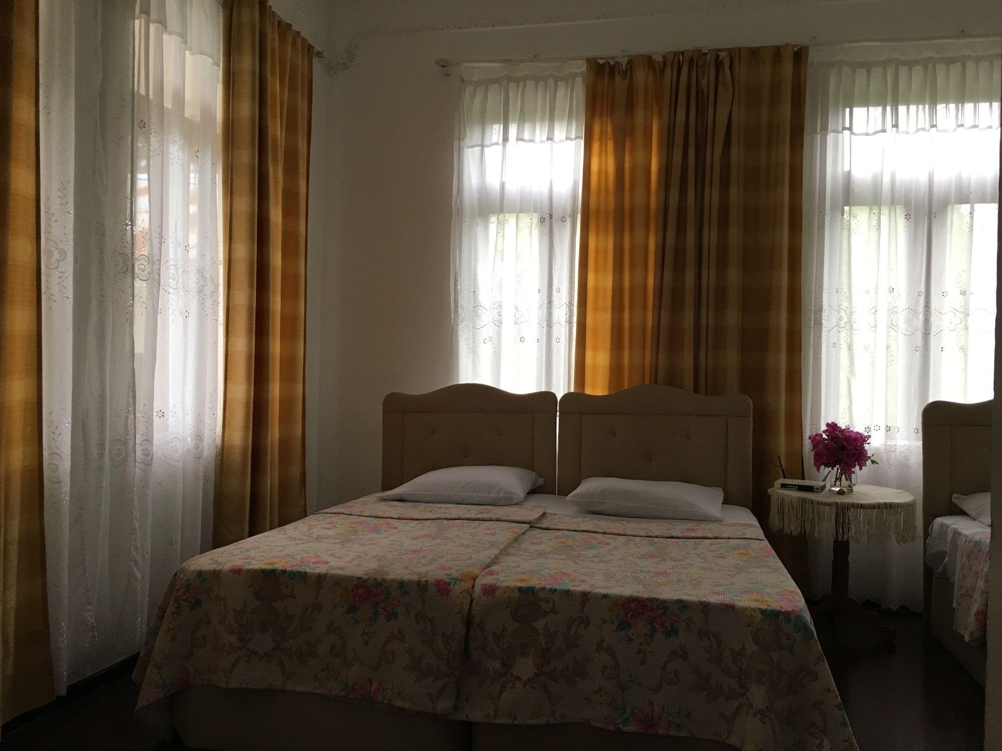 White Guest House Batumi Exterior foto