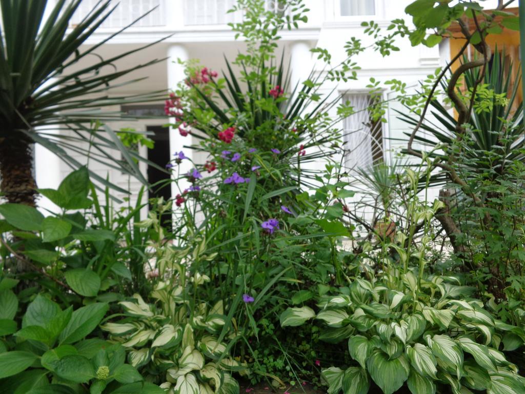 White Guest House Batumi Exterior foto