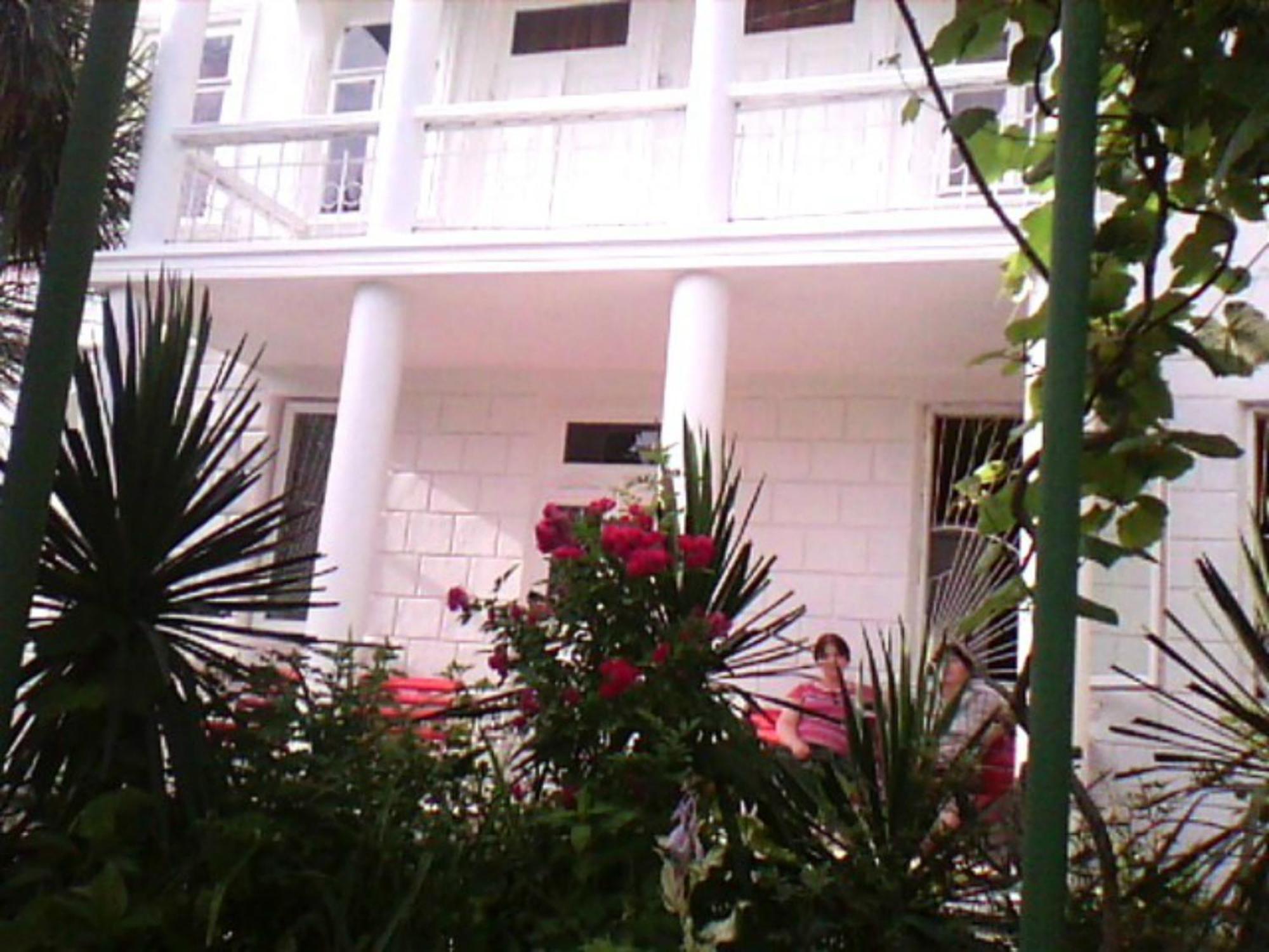 White Guest House Batumi Exterior foto