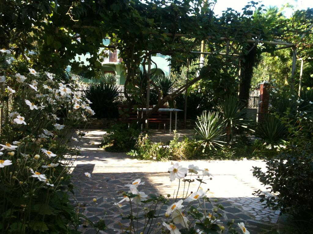 White Guest House Batumi Exterior foto