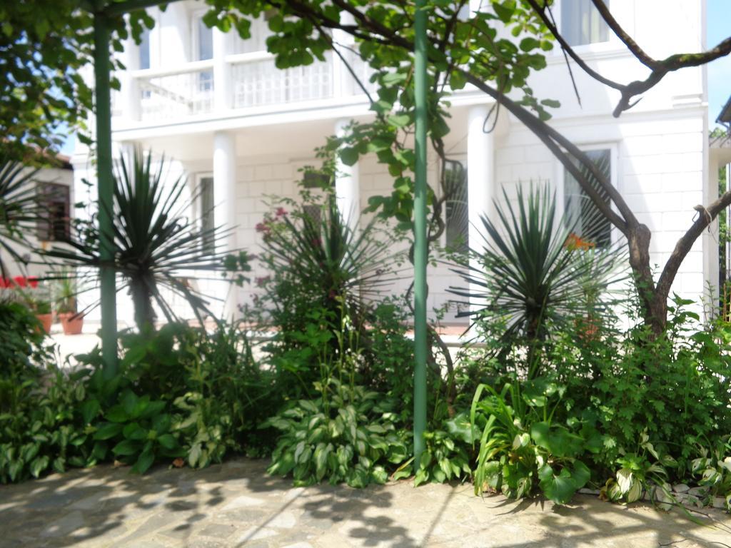 White Guest House Batumi Exterior foto