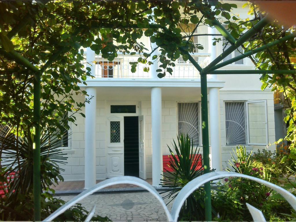 White Guest House Batumi Exterior foto