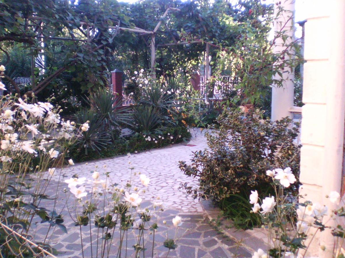 White Guest House Batumi Exterior foto