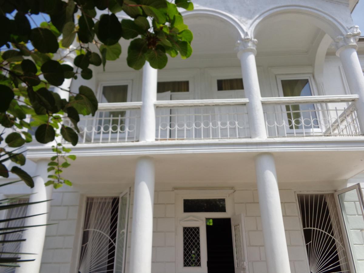 White Guest House Batumi Exterior foto