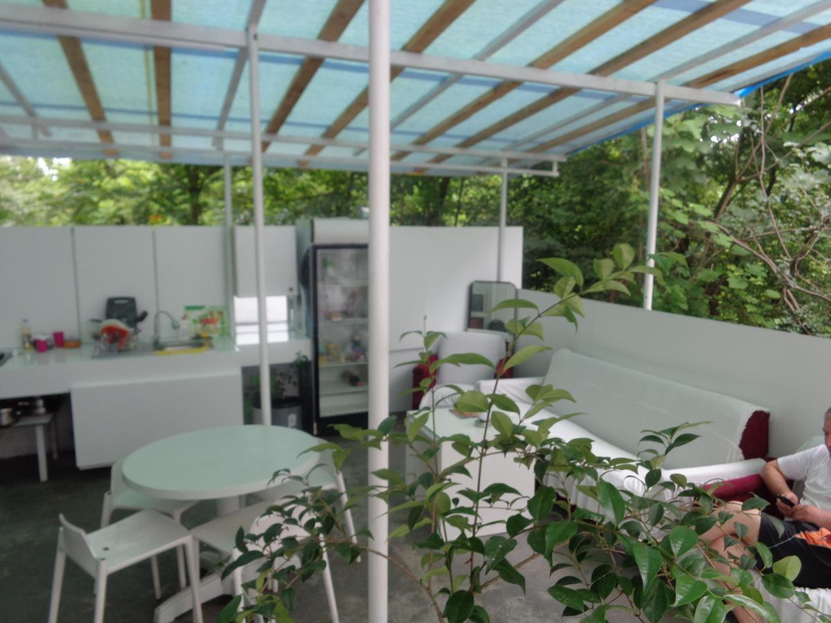White Guest House Batumi Exterior foto